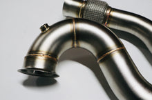 Load image into Gallery viewer, MERCEDES - A45 / CLA45 / GLA45 AMG – 3.5” > 3” DOWNPIPE / DE-CAT