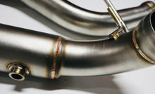 Load image into Gallery viewer, MERCEDES - A45 / CLA45 / GLA45 AMG – 3.5” > 3” DOWNPIPE / DE-CAT