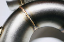 Load image into Gallery viewer, MERCEDES - A45 / CLA45 / GLA45 AMG – 3.5” > 3” DOWNPIPE / DE-CAT