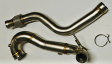 Load image into Gallery viewer, MERCEDES - A45 / CLA45 / GLA45 AMG – 3.5” &gt; 3” DOWNPIPE / DE-CAT
